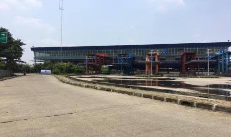 Terminal bus Pondok Cabe, Pamulang, Tangerang Selatan (Tangsel) sepi penumpang, Selasa (15/9).