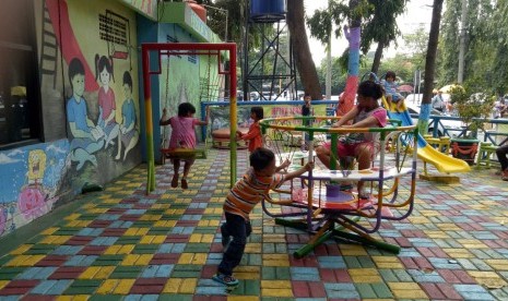 Terminal Kampung Rambutan, Jakarta Timur (Jaktim) menambah sejumlah fasilitas untuk melayani calon pemudik melalui terminal terbesar di Jakarta itu salah satunya taman bermain anak. 