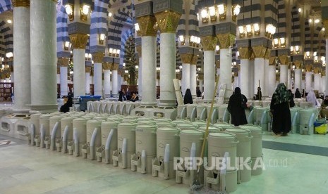 Termos-termos berisi air zamzam di dalam Masjid Nabawi, Madinah, Arab Saudi.  Arab Saudi memastikan zamzam yang dikonsumsi steril untuk dikonsumsi 