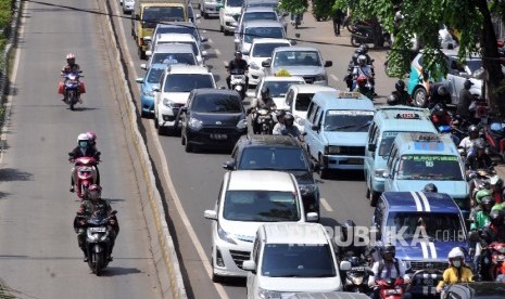 Sejumlah kendaraan melintas di jalur Transjakarta.