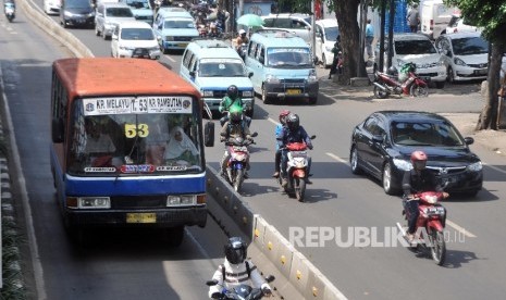 TEROBOS JALUR BUSWAY. Sejumlah kendaraan melintas di jalur Transjakarta di Jalan Otista Raya, Jatinegara, Jakarta Timur, Kamis (5/10