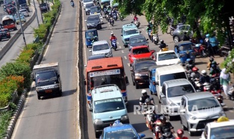 Ilustrasi terobos jalur busway. 