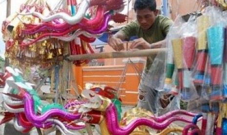 Terompet yang marak dijual menjelang tahun baru