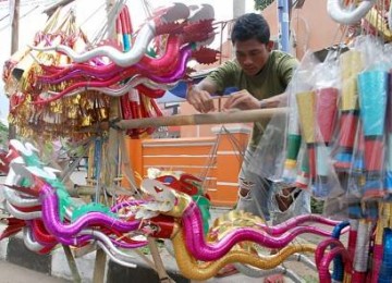 Terompet yang marak dijual menjelang tahun baru