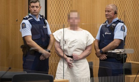 Teror Masjid Christchurch. Brenton Tarrant (wajahnya disamarkan) tampil di sidang atas pembunuhan massal di dua masjid di Christchurch, Ahad (16/3). 