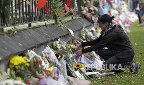 Teror Masjid Christchurch. Wanita meletakkan bunga di Christchurch, Sabtu (16/3), sebagai bentuk duka dan simpati bagi aksi teror di dua masjid pada Jumat (15/3).