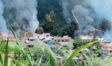 Teroris Kelompok Kriminal Bersenjata membakar fasilitas umum di Distrik Kiwirok, Papua beberapa waktu lalu..