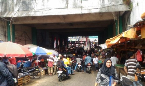 Terowongan bawah menjadi tempat relokasi sementara untuk Pedagang Pasar Ciputat, Tangerang Selatan, Rabu (1/8).