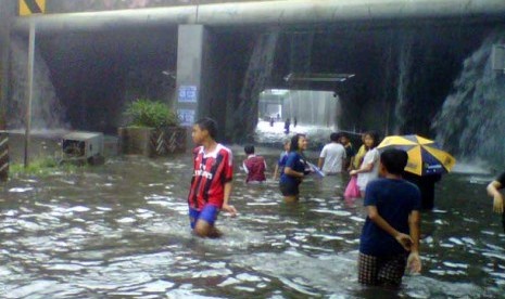 Terowongan Senen yang menjadi jalur utama menuju Pulo Gadung terendam banjir setinggi satu meter, Kamis (17/1).