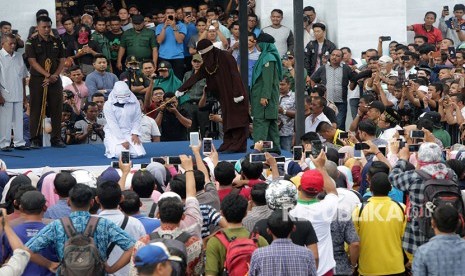 Terdakwa pelaku perzinaan menunda pelaksanaan hukuman cambuk karena tak kuat menahan rasa sakit. Foto Ilustrasi hukum cambuk di Aceh. 