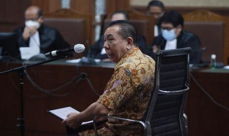 Terpidana kasus cessie Bank Bali Djoko Tjandra (tengah) saat menjalani sidang Pledoi dalam perkara dugaan suap kepada jaksa dan perwira tinggi Polri serta pemufakatan jahat, di Pengadilan Tipikor, Jakarta, Senin (15/3/2021). Sidang Pledoi tersebut untuk menanggapi tuntutan jaksa pada Kamis (4/3/2021) yang menuntut hukuman 4 tahun penjara karena menyuap 2 jenderal polisi berkaitan dengan red notice serta menyuap jaksa Pinangki Sirna Malasari terkait fatwa Mahkamah Agung (MA).