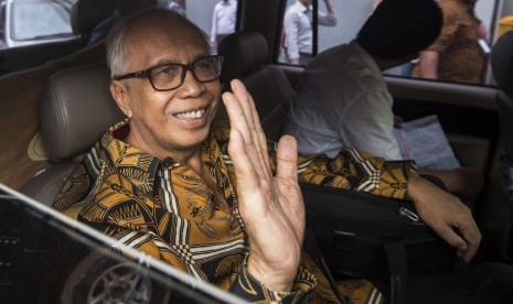 Terpidana kasus dugaan tindak pidana korupsi suap Majelis Hakim dan Panitera PTUN Medan, Otto Cornelis Kaligis memberikan keterangan kepada wartawan sebelum menuju Lapas Sukamiskin di halaman Kantor KPK, Jakarta, Kamis (25/8).