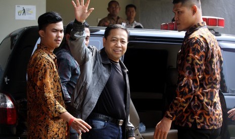 Terpidana kasus korupsi KTP elektronik Setya Novanto melambaikan tangan ke arah awak media saat keluar dari Rutan KPK untuk dieksekusi menuju Rumah Tahanan (Rutan) Sukamiskin Bandung oleh Petugas Komisi Pemberantasan Korupsi (KPK), Jumat (4/5). 