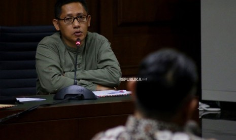 Terpidana kasus korupsi Pembangunan Pusat Pendidikan dan Sekolah Olahraga Nasional (P3SON) Hambalang Anas Urbaningrum (kiri) mengikuti sidang lanjutan pengajuan peninjauan kembali (PK) di Pengadilan Tipikor, Jakarta, Jumat (8/6).