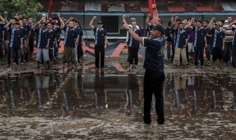 Terpidana kasus makar Republik Maluku Selatan (RMS) John Teterissa, menjadi dirigen pada saat narapidana menyanyikan lagu Hari Merdeka, di Lapas Batu Nusakambangan, Cilacap, Jawa Tengah, Senin (15/8). 