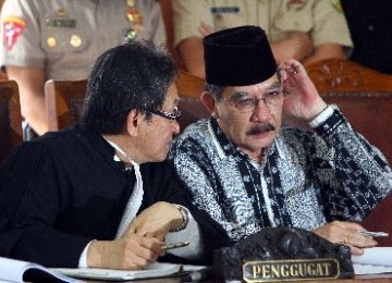 Terpidana kasus pembunuhan Nasrudin Zulkarnaen, Antasari Azhar (kanan), menjalani sidang Peninjauan Kembali (PK) atas kasusnya di Pengadilan Negeri Jakarta Selatan.