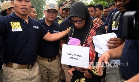 Terpidana kasus pemerkosaan dan pembunuhan yang kabur dari Rutan Salemba, Anwar alias Rijal dan istrinya Ade Irma Suryani melakukan rekonstruksi di Rutan Salemba, Jakarta, (17/7).  (Republika/ Yasin Habibi) 