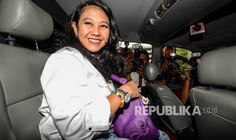 Terpidana kasus pengurusan program aspirasi di Kementerian Pekerjaan Umum dan Perumahan Rakyat (PUPR) yang juga Mantan anggota Komisi V DPR RI Damayanti Wisnu Putranti menaiki mobil tahanan seusai menjalani pemeriksaan di Gedung Komisi Pemberantasan Korups