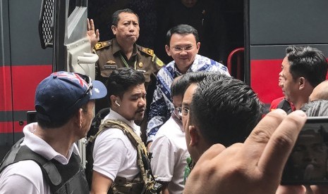 Terpidana kasus penistaan agama Basuki Tjahaja Purnama atau Ahok keluar dari mobil tahanan saat tiba di rumah tahanan LP Cipinang, Jakarta, Selasa (9/5).