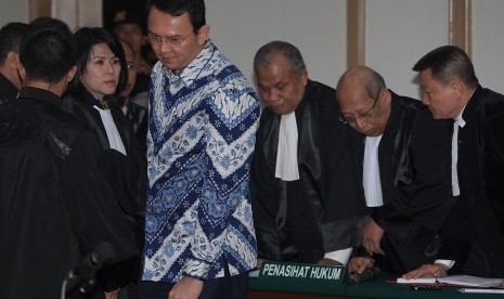 Terpidana kasus penistaan agama, Basuki Tjahaja Purnama atau Ahok (kedua kiri). 