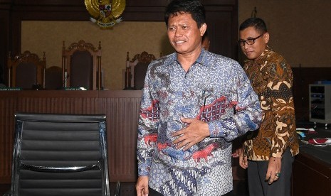 Terpidana kasus suap auditor BPK terkait pemberian opini Wajar Tanpa Pengecualian (WTP) dalam laporan keuangan Kemendes PDTT 2016 Sugito (kiri) dan Jarot Budi Prabowo (kanan) meninggalkan ruangan usai menjalani sidang putusan di Pengadilan Tipikor, Jakarta, Rabu (25/10). 