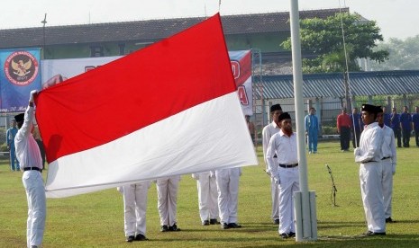 Terpidana kasus terorisme Umar Patek alias Hisyam bin Alizein menjadi pengibar bendera Merah Putih pada upacara Hari Kebangkitan Nasional (Harkitnas) di Lembaga Pemasyarakatan (Lapas) Porong, Sidoarjo, Jawa Timur, Rabu (20/5). 