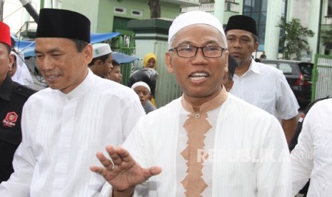 Terpidana kasus UU ITE Buni Yani (kanan) tiba di Masjid Al Barkah, Jakarta, Jumat (1/2/2019). 