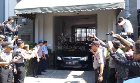 Terpidana korupsi Gayus Tambunan dipindahkan dari Lapas Sukamiskin pada Selasa (22/9) siang sekitar pukul 14.05 WIB. Gayus dipindahkan ke Lapas Gunung Sindur, Bogor, dengan pengawalan ketat dari kepolisian, anggota Sabhara kepolisian, Patwal, serta tiga pe