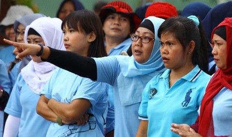 Terpidana mati kasus kurir narkoba Mary Jane (kedua kiri) bersama para warga binaan yang lain menyaksikan pertunjukan seni di Lapas IIB Yogyakarta, Senin (9/11). 