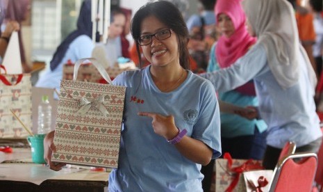 Terpidana mati kasus narkoba asal Filipina, Mary Jane menunjukkan hasil karyanya saat mengikuti pelatihan membuat kerajinan tangan berupa tas berbahan kertas, di Lapas Kelas IIA Wirogunan, Yogyakarta, Selasa (12/4).