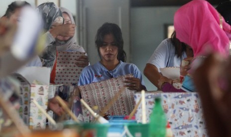 Terpidana mati kasus narkoba asal Filipina, Mary Jane (tengah) bersama sejumlah warga binaan lain mengikuti pelatihan membuat kerajinan tangan berupa tas berbahan kertas, di Lapas Kelas IIA Wirogunan, Yogyakarta, Selasa (12/4). 