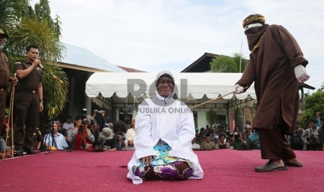 Terpidana RZ, seorang mucikari dieksekusi hukum cambuk di halaman masjid Al-Badar, Desa Kota Baru, Banda Aceh, Aceh (Ilustrasi)