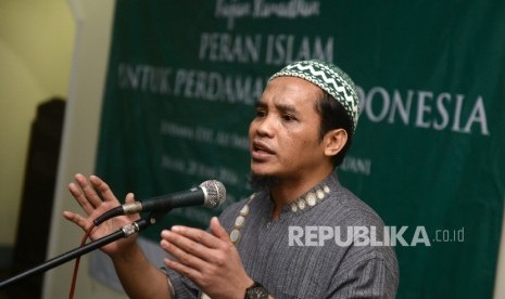 Terpidana teroris Bom Bali Ali Imron memberikan paparan terkait terorisme pada acara kajian Ramadhan di Jakarta, Selasa (28/6). (Republika/Wihdan)