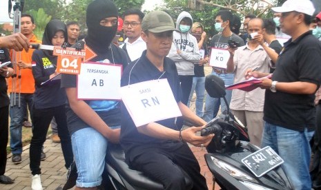 Tersangka AB (kiri) bersama saksi RN (kanan) memperagakan adegan mengendarai motor saat rekonstruksi kasus duel ala Gladiator di Taman Palupuh, Kota Bogor, Jawa Barat, Senin (25/9). Fenomena tarung ala gladiator juga terjadi di Kota Sukabumi.