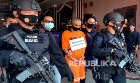 Tersangka Alpin Adrian dikawal petugas saat akan menuju lokasi reka ulang kasus penikaman terhadap Syekh Ali Jaber di Masjid Falahudin Bandar Lampung, Lampung , Kamis (17/9/2020). Rekonstruksi penikaman terhadap Syekh Ali Jaber pada Minggu (13/9/2020) lalu memperagakan 17 adegan di dua lokasi berbeda.