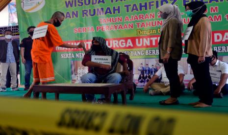 Tersangka Alpin Adrian saat memperagakan reka ulang kasus penikaman terhadap Syekh Ali Jaber di Masjid Falahudin Bandar Lampung, Lampung.