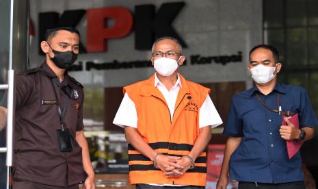 Tersangka Andi Desfiandi (tengah) berjalan usai menjalani pemeriksaan di Gedung merah Putih KPK, Jakarta, Selasa (18/10/2022). Andi diperiksa terkait kasus yang menimpa dirinya yang diduga menyuap Rektor Universitas Lampung (Unila) Karomani dengan uang Rp150 juta terkait penerimaan calon mahasiswa baru Unila. 