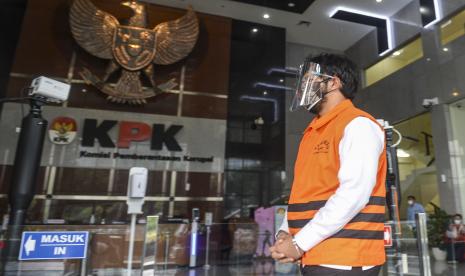 Tersangka Andri Wibawa berjalan memasuki ruangan untuk menjalani pemeriksaan di Gedung KPK, Jakarta, Kamis (5/8/2021). KPK memeriksa Andri Wibawa, anak Bupati Bandung Barat nonaktif Aa Umbara Sutisna, terkait kasus dugaan korupsi pengadaan barang tanggap darurat bencana atau bansos pandemi COVID-19 pada Dinas Sosial Pemerintah Daerah Kabupaten Bandung Barat Tahun 2020. 