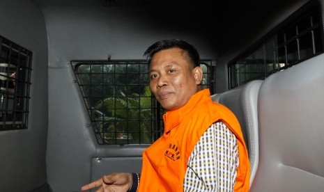 Tersangka anggota Dewan Perwakilan Rakyat Daerah (DPRD) Sumatera Utara periode 2009-2014 Muslim Simbolon berada di dalam mobil tahanan seusai menjalani pemeriksaan di Gedung KPK, Jakarta, Senin (9/7).