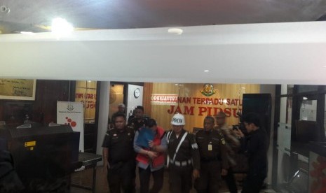 Tersangka baru kasus dugaan korupsi Jiwasraya, Joko Hartono Tirto (mengenakan rompi tahanan) saat digelandang ke mobil tahanan Kejakgung, Kamis (6/2) malam.