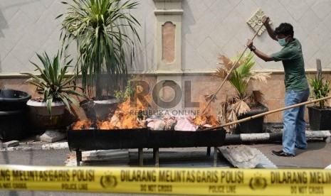  Tersangka bersama barang bukti narkoba dihadirkan saat pemusnahan barang bukti narkoba jenis sabu, ganja dan pil ekstasi di Polres Jakbar, Jakarta Barat, Rabu (19/8).