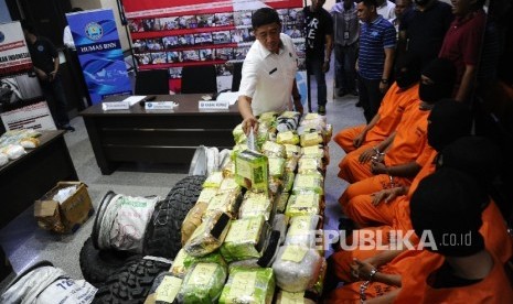 Tersangka beserta barang bukti berupa sabu dan ekstasi diperlihatkan saat jumpa pers di Kantor BNN, Jakarta, Kamis (25/8). (Republika/Tahta Aidilla)