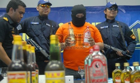  Tersangka beserta botol minuman keras hasil sitaan di kantor Direktorat Jenderal Bea dan Cukai kanwil Jakarta, Kemayoran, Jakarta Pusat, Rabu (10/10).   (Agung Fatma Putra)