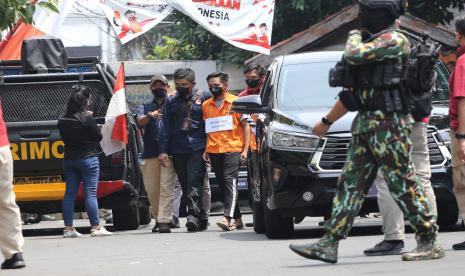  Pesan Wapres untuk Rekonstruksi Kasus Pembunuhan Brigadir J. Foto:  Tersangka Bharada Richard Eliezer (ketiga kiri) berjalan sebelum rekonstruksi pembunuhan Brigadir J di rumah pribadi Irjen Ferdy Sambo di Jalan Saguling, Duren Tiga, Jakarta, Selasa (30/8/2022). Kepolisian melakukan rekonstruksi dugaan pembunuhan Brigadir Yosua di rumah pribadi Irjen Ferdy Sambo dan rumah dinas