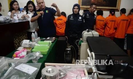  Tersangka dan barang bukti ditunjukkan saat gelar perkara kasus aborsi pada sebuah klinik di Jalan Cimandiri no. 7, Menteng, Jakarta Pusat, Rabu (24/2).  (Republika/Yasin Habibi)