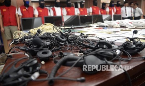 Police presented the suspects and evidence of online fraud using VOIP by the Chinese-Taiwanese groups at Jakarta Metro Police Headquarter, Monday (Feb 1).   (Republika/Yasin Habibi)