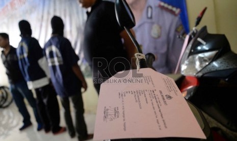 Tersangka dan barang bukti ditunjukkan saat penjelasan kronologis perkara pencurian dengan pemberatan curanmor di Polres Jakarta Barat, Senin (27/7).  (Republika/Yasin Habibi)