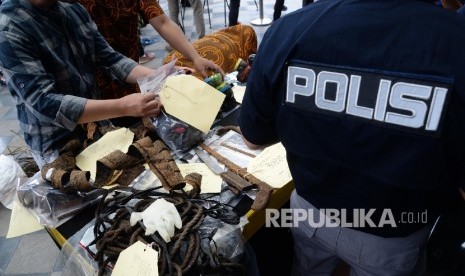 Tersangka dan barang bukti pencurian kabel gorong-gorong diperlihatkan kepada wartawan saat gelar pengungkapan kasus di Polda Metro Jaya, Jakarta, Jumat (11/3).   (Republika/Yasin Habibi)