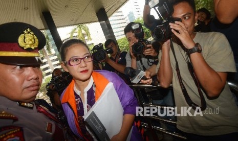  Tersangka dugaan kasus suap yang juga Anggota Komisi V DPR Damayanti Wisnu Putranti memasuki ruangan untuk menjalani pemeriksaan di Gedung KPK, Jakarta, Selasa (16/2).