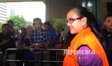 Tersangka dugaan kasus suap yang juga Anggota Komisi V DPR Damayanti Wisnu Putranti dimintai keterangan oleh wartawan sesaat setelah menjalani pemeriksaan di Gedung , Jakarta, Senin (1/2).